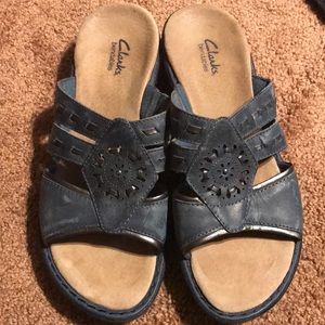 Women size 8 army green leather clarks bendable slip on sandals.